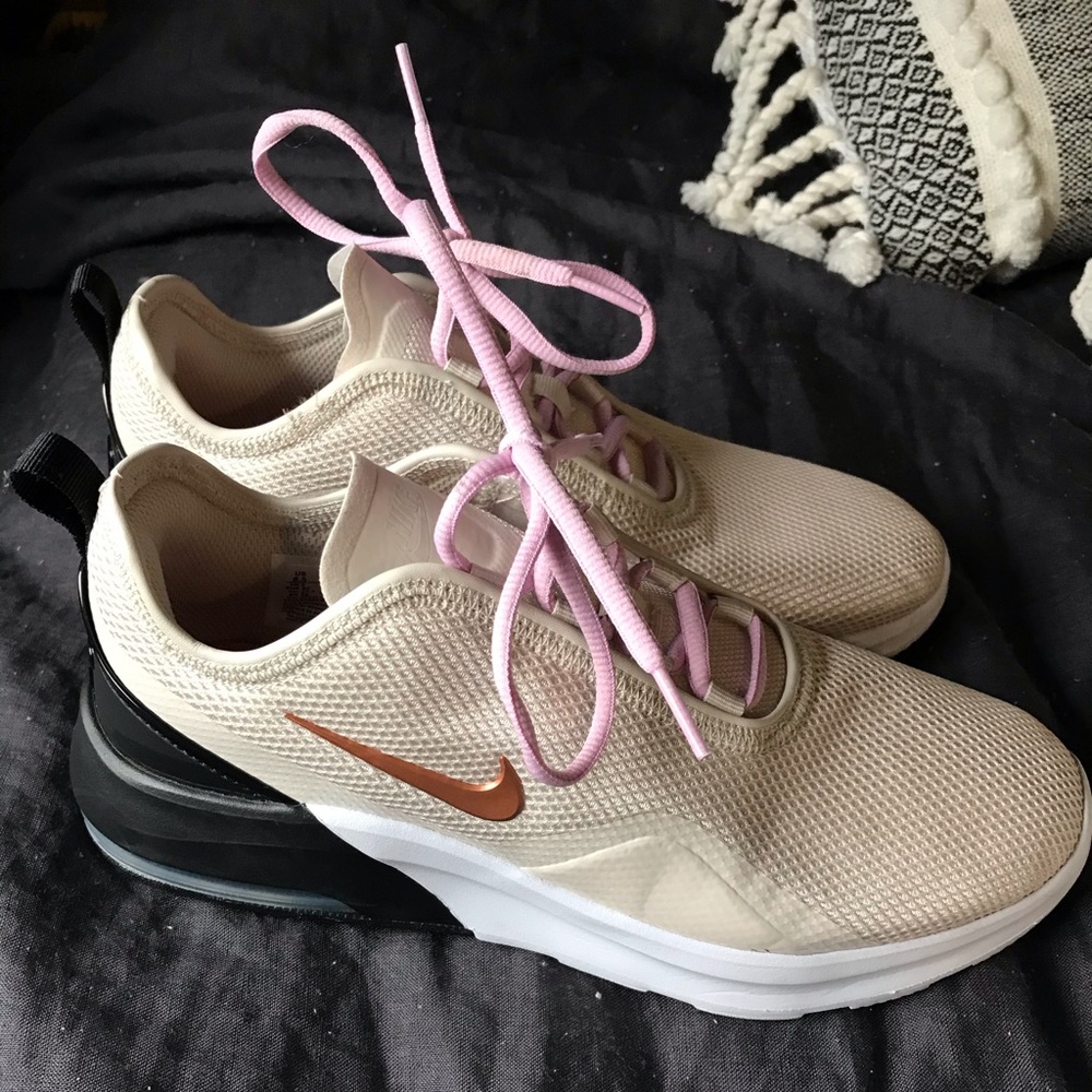 Nike Air Max Motion 2